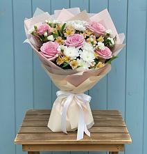 Букет цветов из:  Гвоздики, Орхидеи и Розы в Саввино