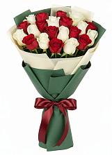 Букет Микс из красных и белых роз в Саввино