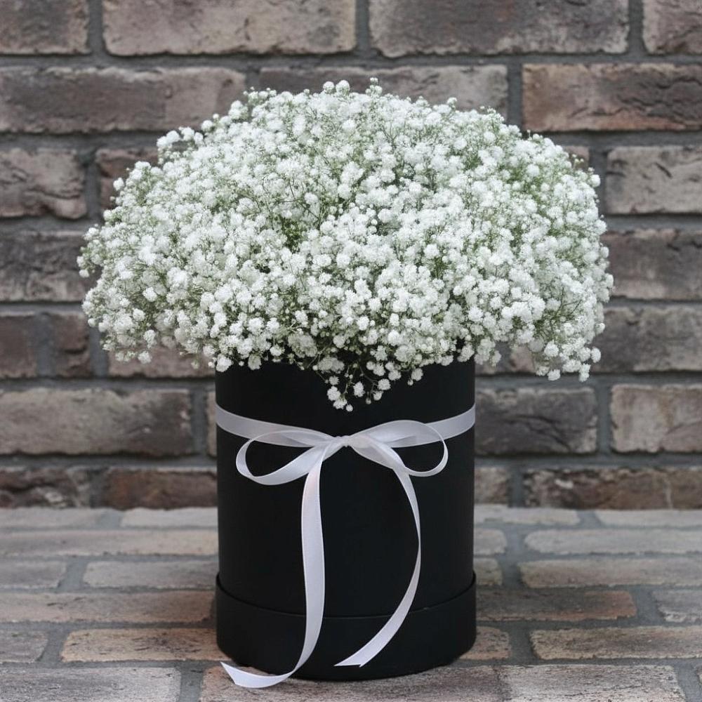 Цветочная композиция из Гипсофила в шляпной коробке в Саввино