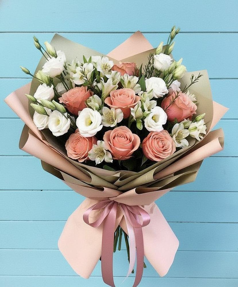 Букет цветов из: Розы, Альстромерии и Лизиантусы в Саввино