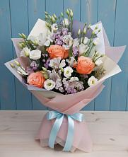 Букет цветов из:  Лизиантусы, Розы, Альстромерии и Гипсофила в Саввино