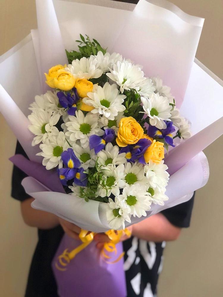 Букет цветов из: Ирисы, Хризантемы и Розы в Саввино