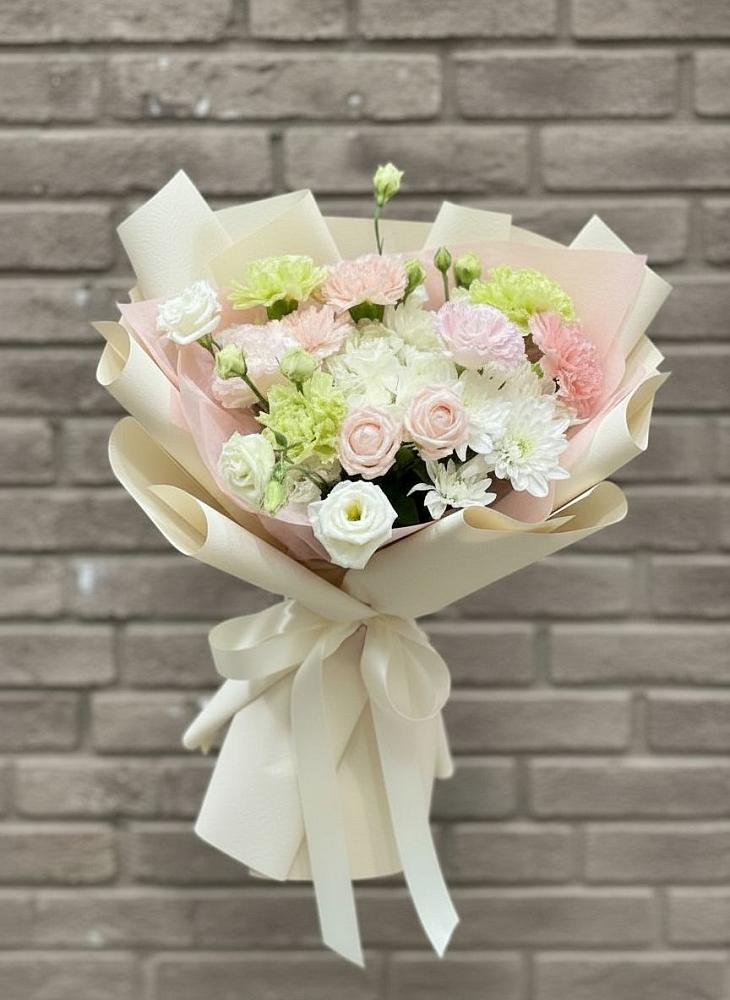 Букет цветов из: Гвоздики, Розы, Лизиантусы и Хризантемы в Саввино