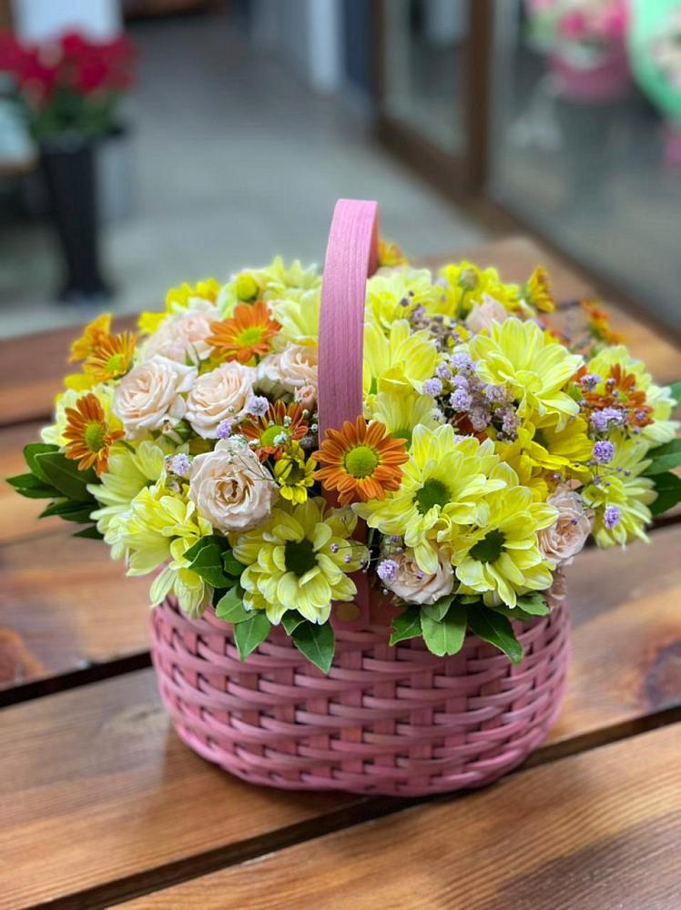 Цветочная композиция из Хризантемы и Розы в корзине в Саввино