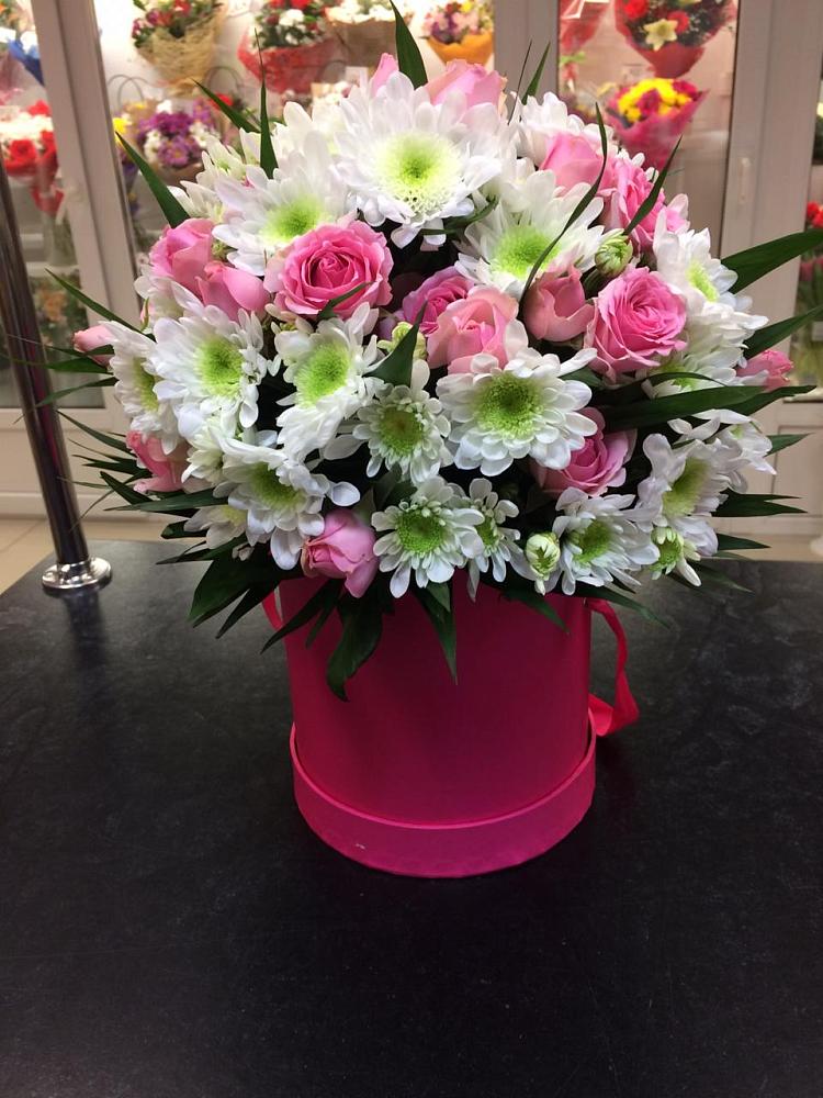 Цветочная композиция из Розы и Хризантемы в шляпной коробке в Саввино