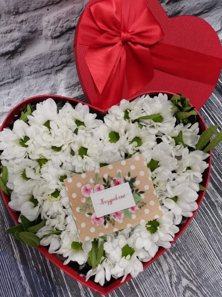 Цветочная композиция из Хризантемы в виде сердца в Саввино