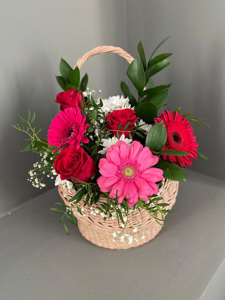 Цветочная композиция из Розы, Хризантемы и Герберы в корзине в Саввино
