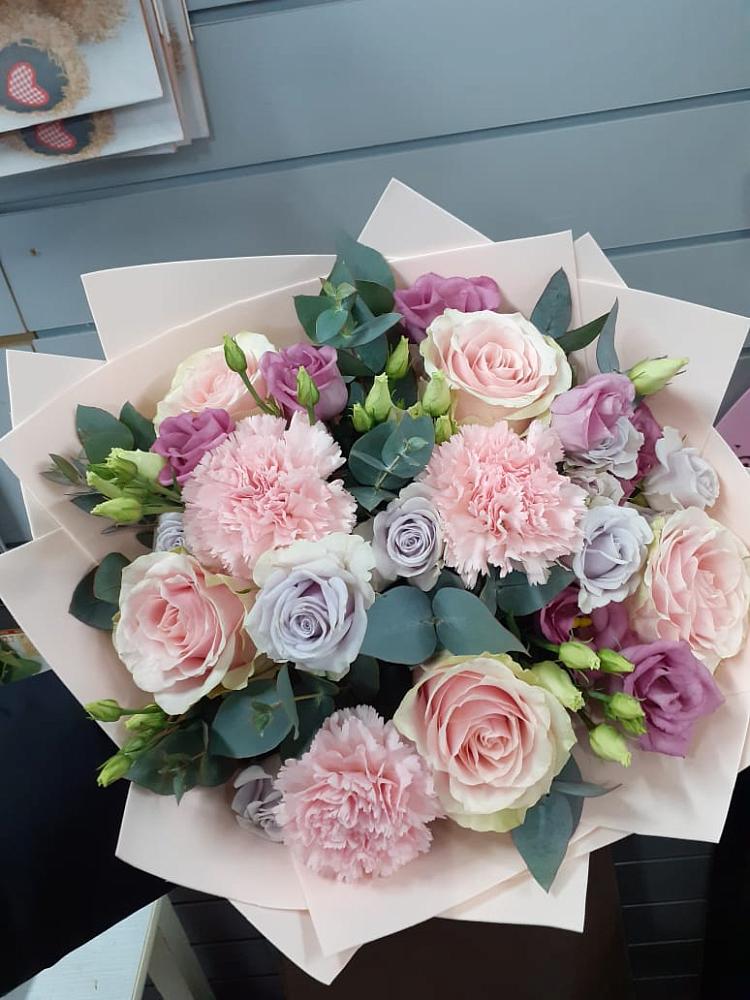 Букет цветов из: Розы, Гвоздики и Лизиантусы в Саввино